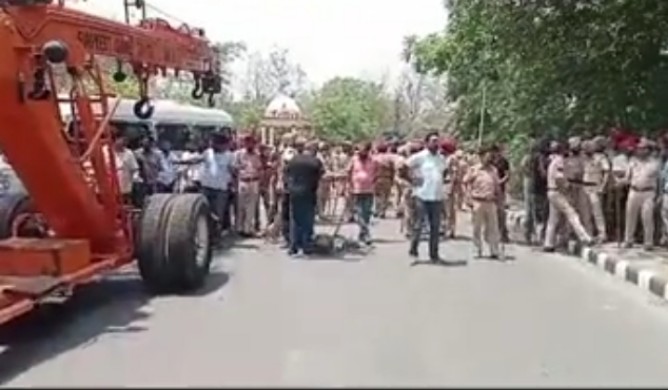 Many farmers who went to besiege Moti Mahal were taken into custody
